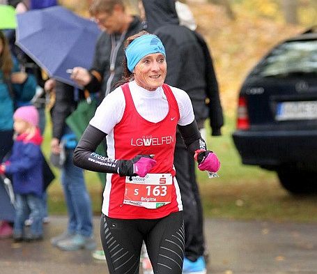 Brigitte Hoffmann gewinnt W60 beim Schwäbische Alb Marathon